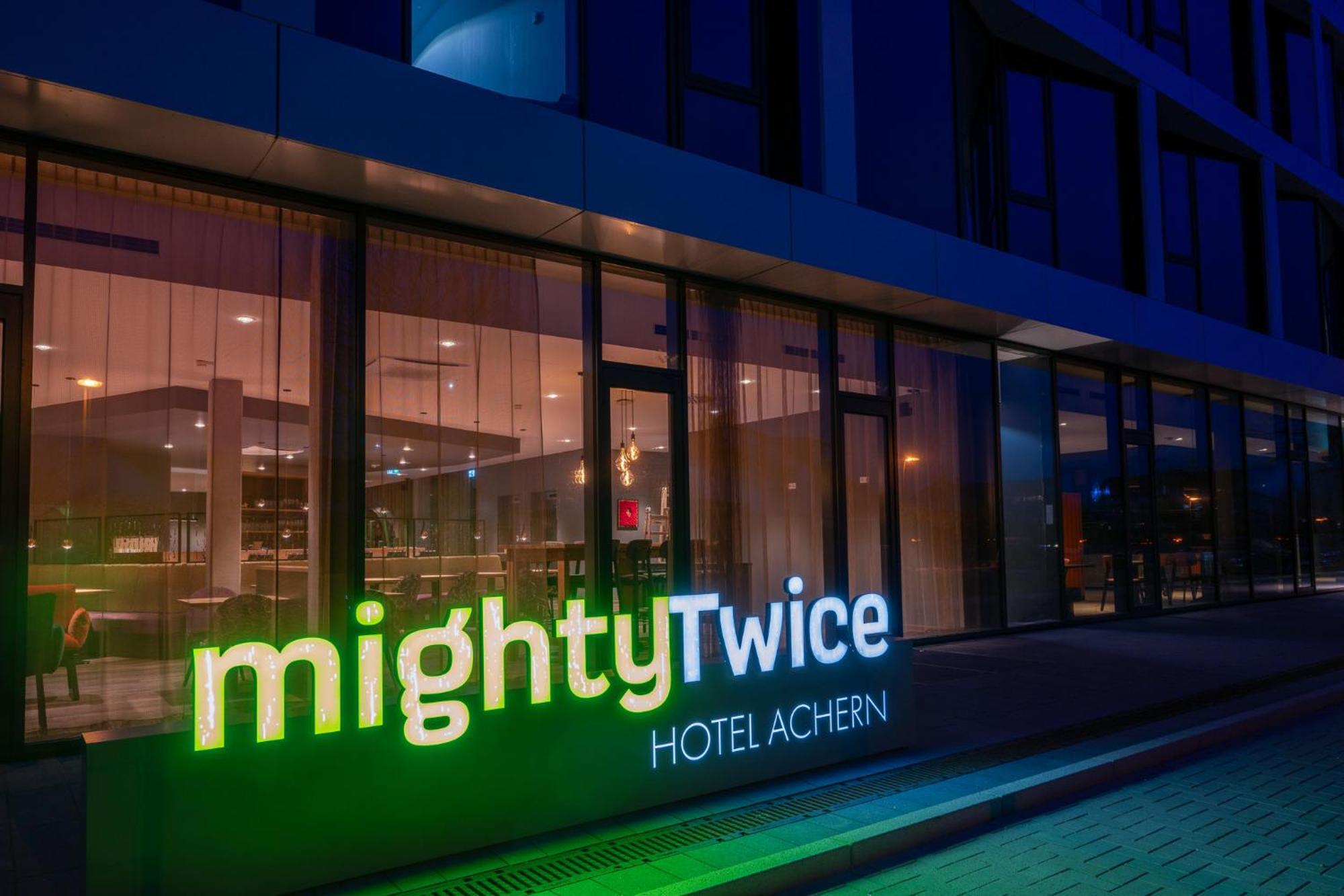 Mightytwice Hotel אכרן מראה חיצוני תמונה
